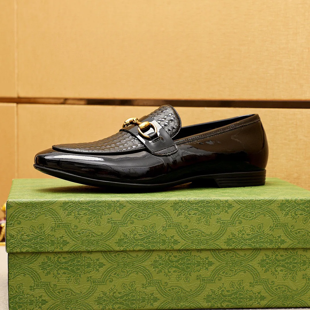 Men's shoes 💰442 💐 Product trademark: GUCCI "Gucci" casual leather shoes Regular size: 38-44 (45🉑️customized) Product materials: Selected imported first-layer patent leather embossed upper + luxury hardware buckle, imported cowhide leather lining. Strong three-dimensional visual effect, rubber outsole Color: 1⃣️color optional